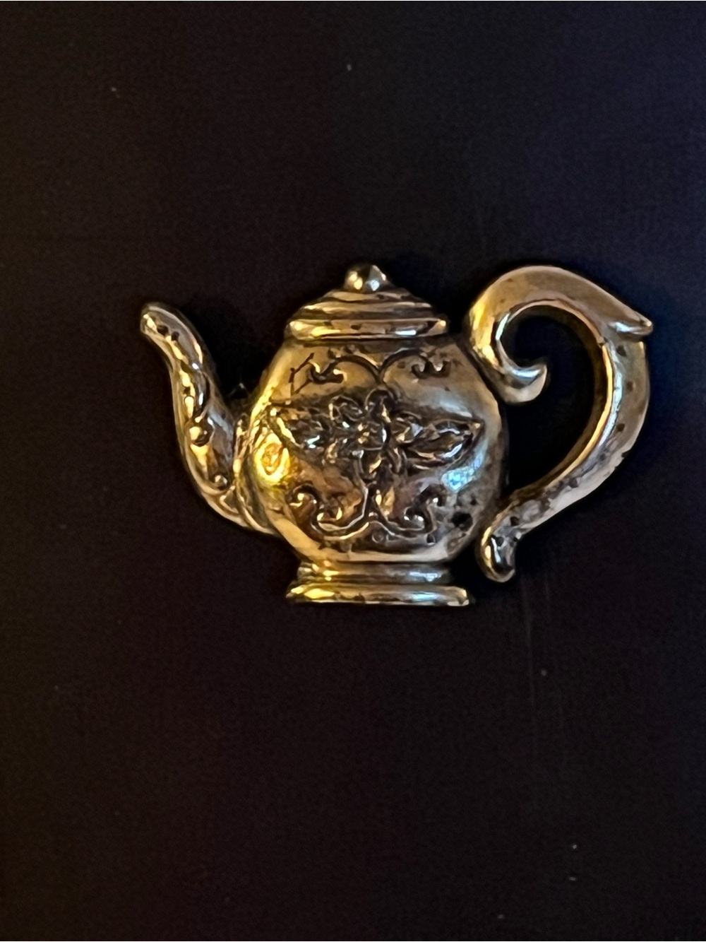 Vintage Brighton Silver Tone Teapot Magnet Ornate Scroll Repousse Collectible - Picture 2 of 4